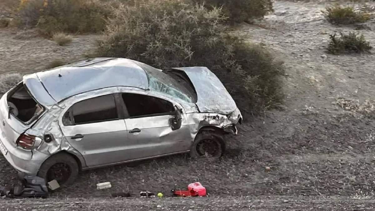 La víctima viajaba en un VW Gol. Fuente (FM Patagonia Chos Malal)