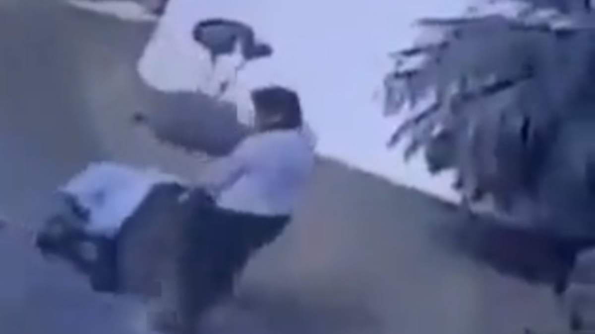 Cámaras de vigilancia captaron a la mujer sacando la caja fuerte