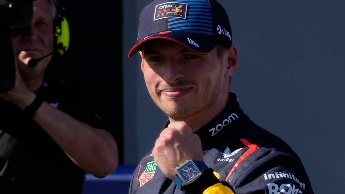 El piloto de Red Bull Max Verstappen celebra tras asegurar que saldrá en la primera posición en el Gran Premio de Italia en la pista de Imola