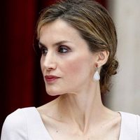 En la mano: la reina Letizia tembló ante su reacción