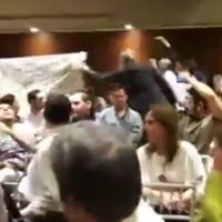 El presidente de ConFamilia lo hace de nuevo: agrede a una activista LGBT en presentación de libro (Video)