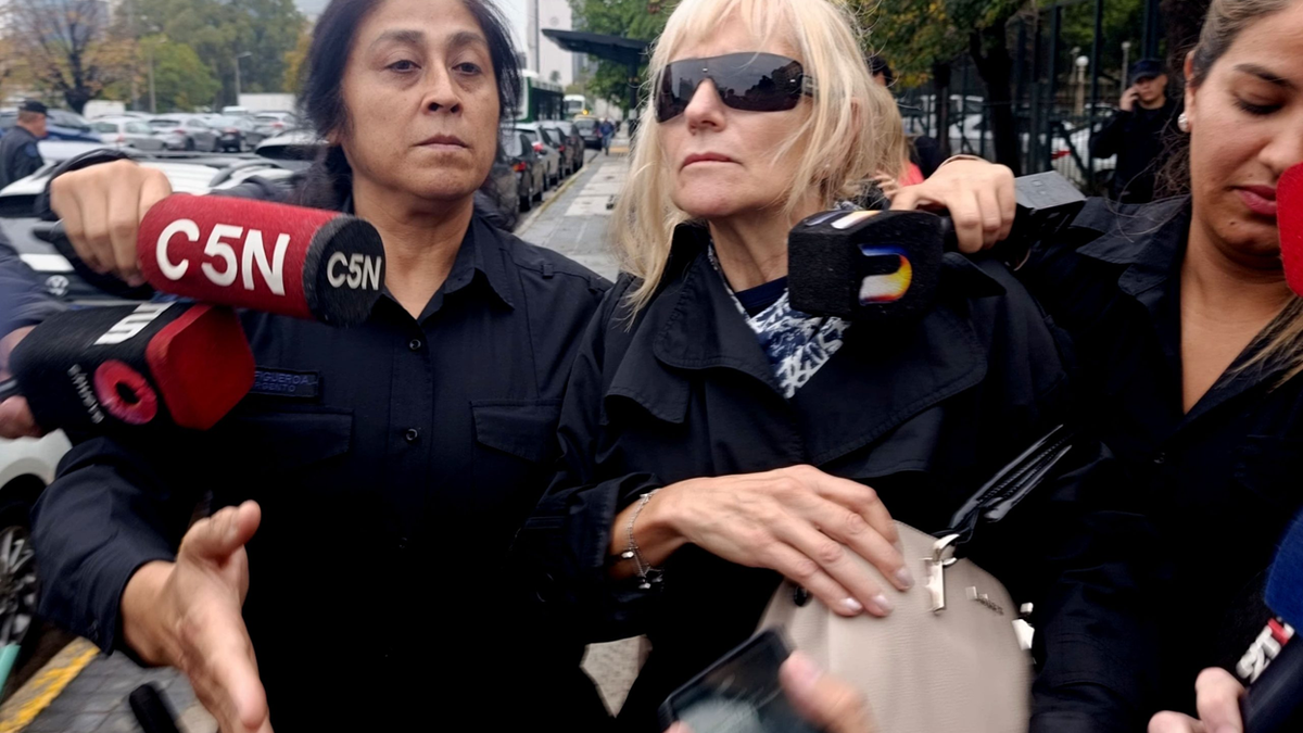 Las dos jubiladas que le prestaron dólares a Adorni señalaron a sus hijos