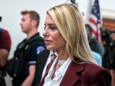 Exsecretaria de Justicia de EU se niega a hablar a legisladores sobre papel de Trump en caso Epstein