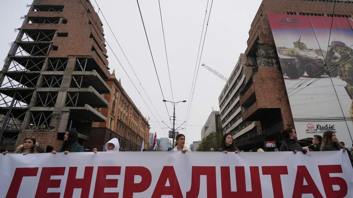 Manifestantes protestan frente a los restos del antiguo Estado Mayor yugoslavo en Bosnia