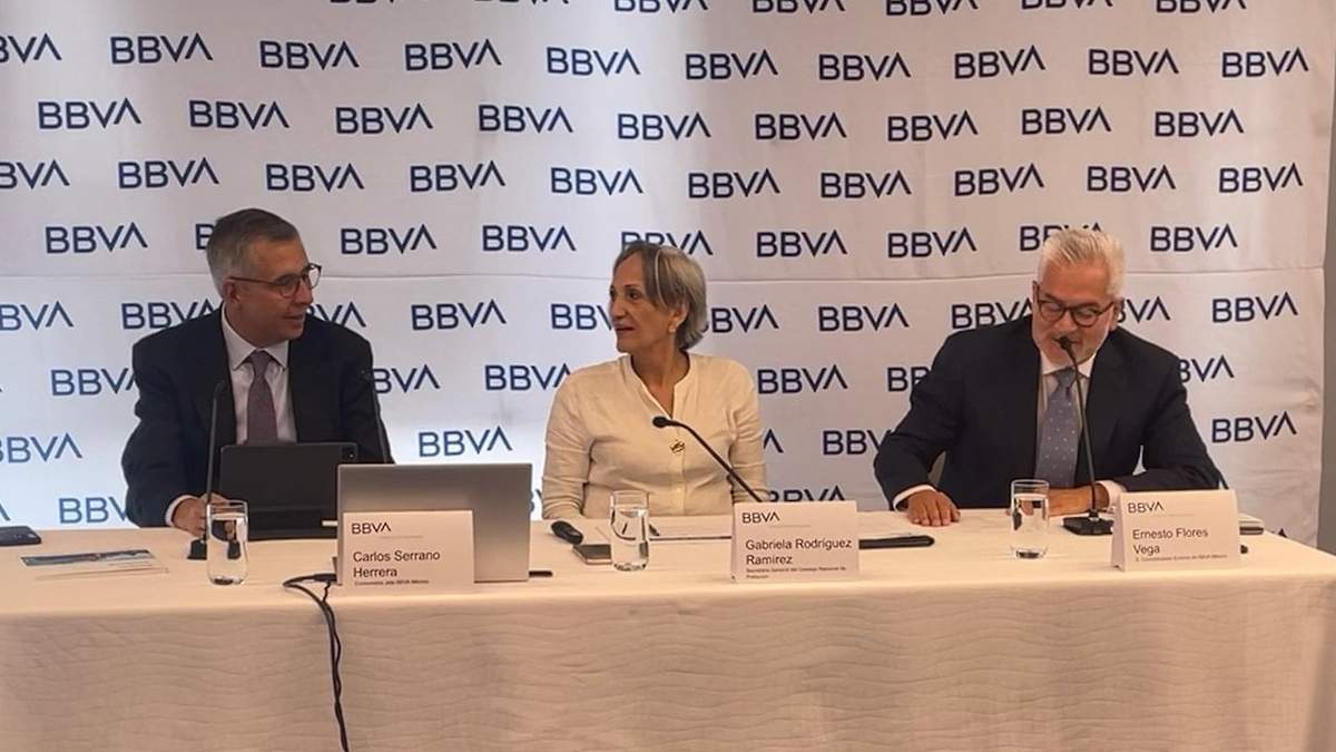 Carlos Serrano Herrera (izq.), economista en jefe de BBVA México