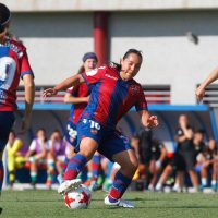 Ellas sí pueden vivir del futbol... pero en España