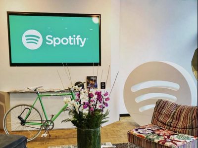 Comisión Europea evalúa sancionar a Apple por competencia desleal hacia Spotify