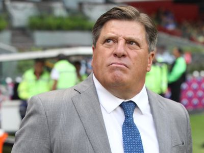 América cesa a Miguel Herrera por sus 'actitudes dentro de la cancha'