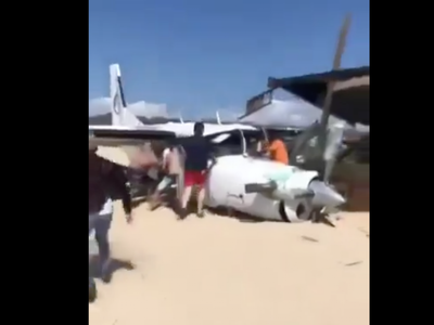 Avioneta de paracaidismo aterriza de emergencia en playa de Puerto Escondido; un muerto y 5 heridos