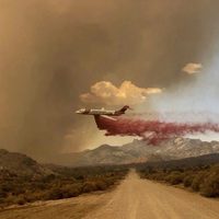 Vientos erráticos complican combatir dos enormes incendios en California
