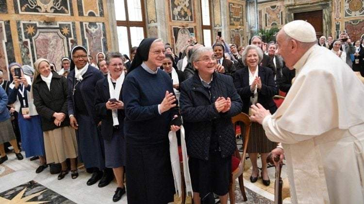 El Papa Francisco se reúne con miembros de la Asamblea General de la Unión de Madres Superioras de Italia