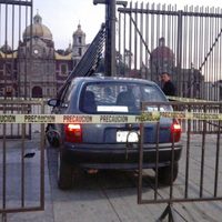 Conductor presuntamente ebrio choca su auto contra las rejas de la Basílica