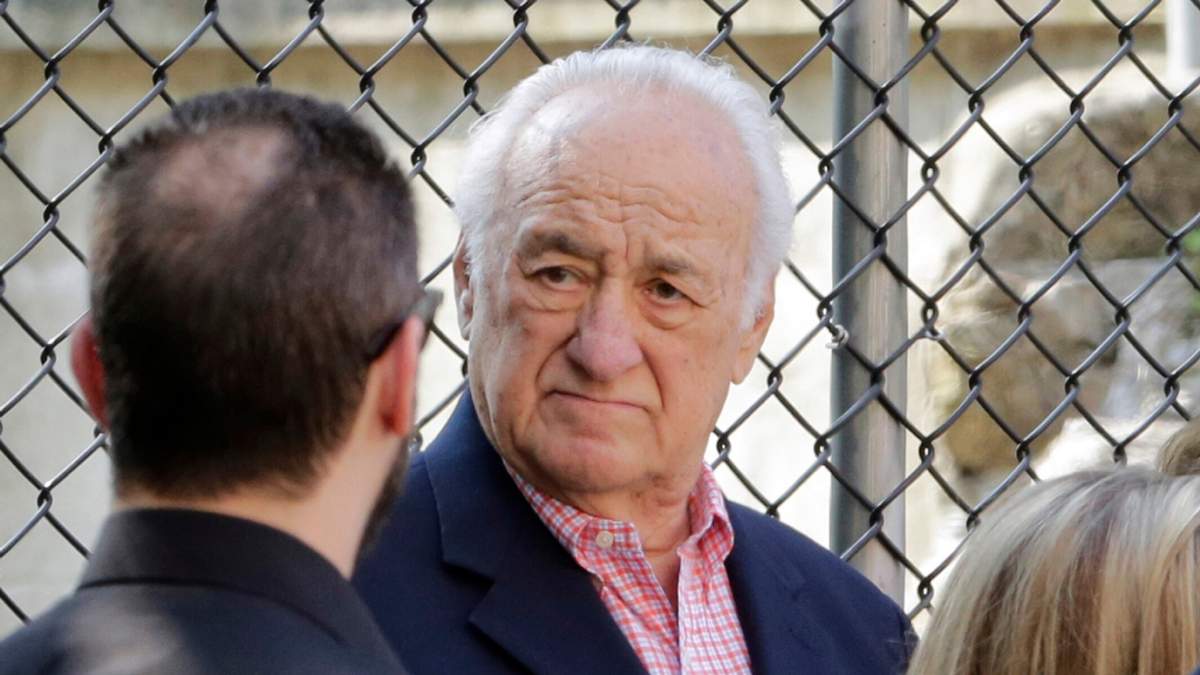 El actor Jerry Adler llega al funeral de James Gandolfini, estrella de "Los Soprano", en la Catedral de San Juan el Divino de Nueva York
