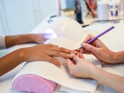 Nail art: cuál es el mejor método para tus uñas, el esmalte semipermanente o el tradicional