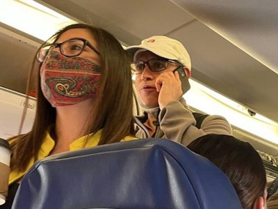 Captan a López-Gatell en un vuelo a Huatulco sin el cubrebocas puesto