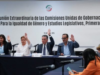 Avalan izar bandera nacional en fechas conmemorativas de mujeres que han transformado México