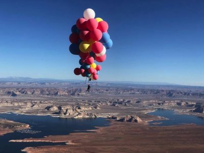 Video: un hombre voló sobre el desierto agarrado de globos