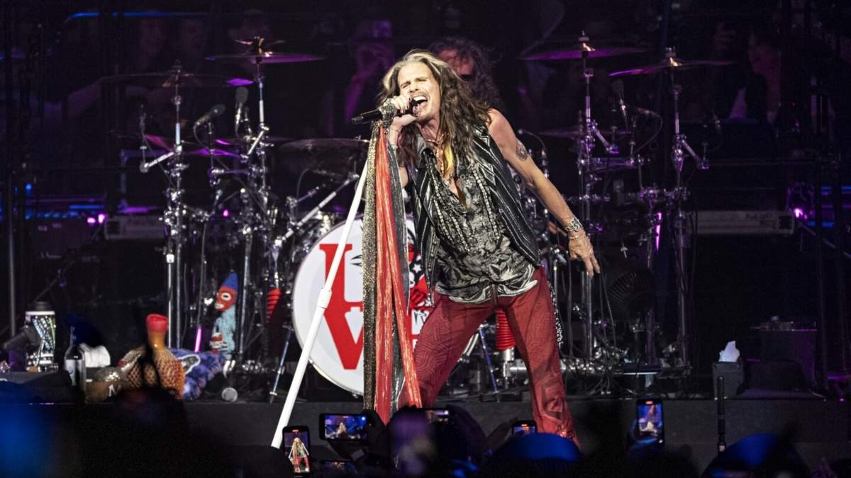 Steven Tyler, de la banda Aerosmith, actúa en el inicio de su gira "Peace Out: The Farewell Tour", el 2 de septiembre de2023, en el Wells Fargo Center en Filadelfia