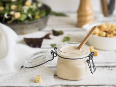 Sin conservantes y muy deliciosa: hacé tu propia salsa César para todas tus comidas, así de fácil