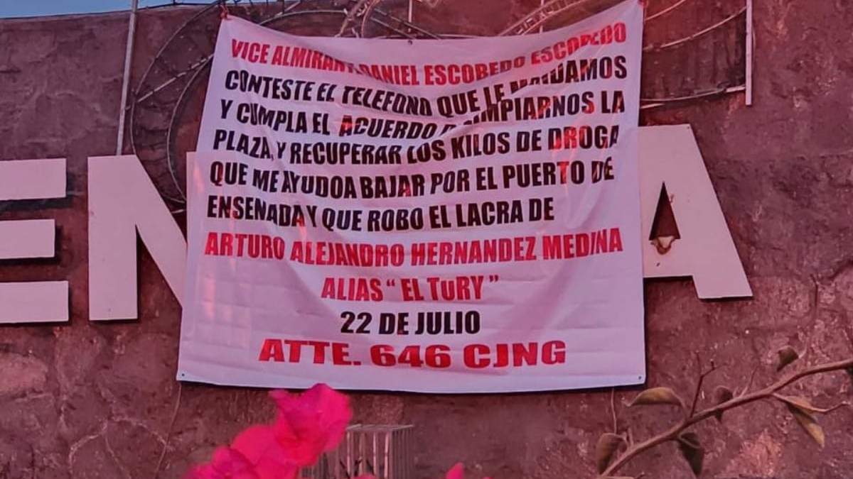 Una de las narcomantas colgadas en Ensenada