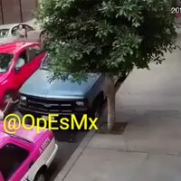 Conductor ebrio atropella a dos personas y se da a la fuga (Video)