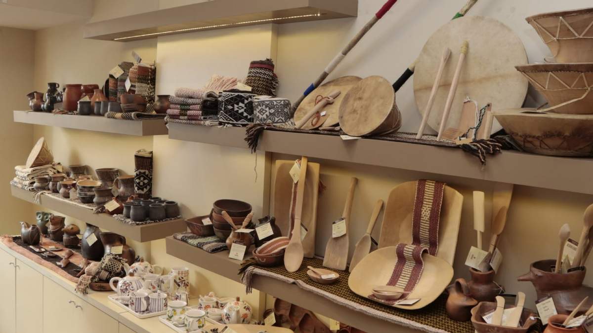 Gorros, guantes, medias, chalecos, trabajos elaborados en telar mapuche y piezas de madera. Fuente: (Neuquén Informa)