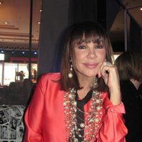 A sus 78 años, Mora Furtado derrocha estilo con un look del color que marca tendencia este invierno