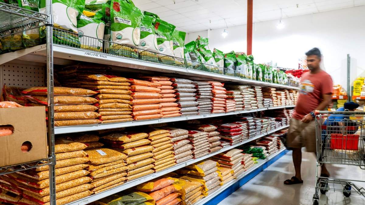 Un cliente compra en New India Bazar, donde la mayoría de la mercancía es importada de India y Canadá, el 6 de agosto de 2025, en Fremont, California