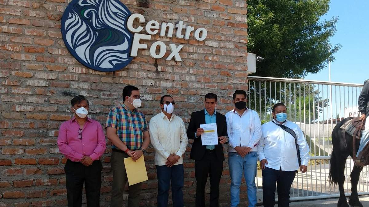 Morenistas afuera del Centro Fox