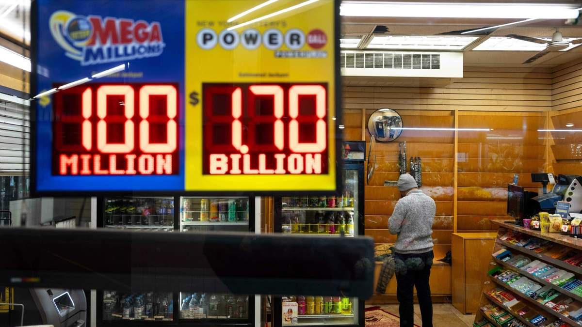 Una tienda de conveniencia muestra los premios grandes del Powerball y Mega Millions, el martes 23 de diciembre de 2025 en Nueva York. El sorteo será en Nochebuena