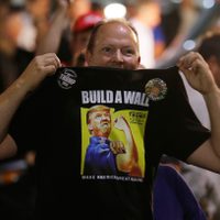 Al regresar a EU, Trump amaga con levantar 'una gran muralla” que México pagará
