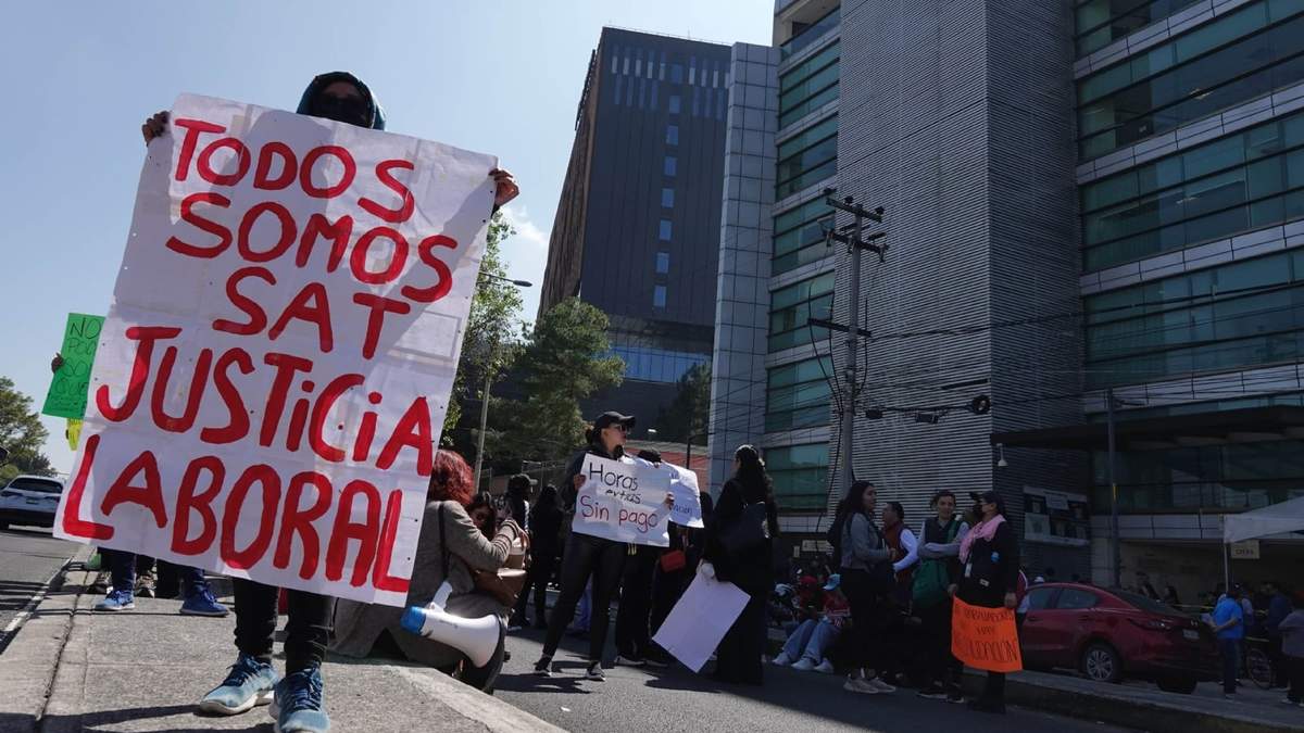 Protesta de trabajadores del SAT