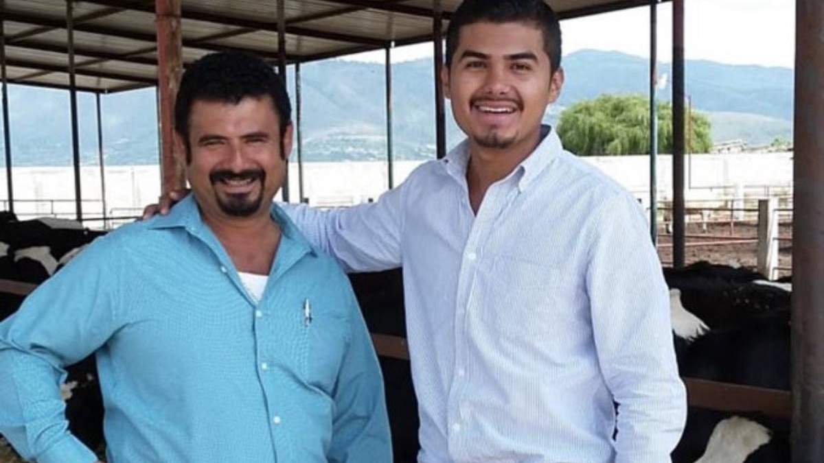 A la izquierda, Filadelfo Vergara, alcalde de Petlalcingo, Puebla, fallecido por covid