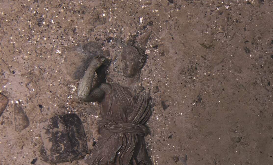 Esta imagen publicada el lunes 2 de septiembre de 2024 muestra la estatua de bronce "Diana de Versalles" del Titanic fotografiada este verano por una empresa con derechos de salvamento en el lugar del naufragio, durante su primera expedición al lugar en muchos años