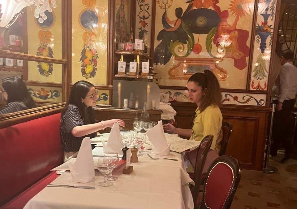 Ana Guevara es captada con su acompañante, Arely Nahle Balandrano, en restaurante en París