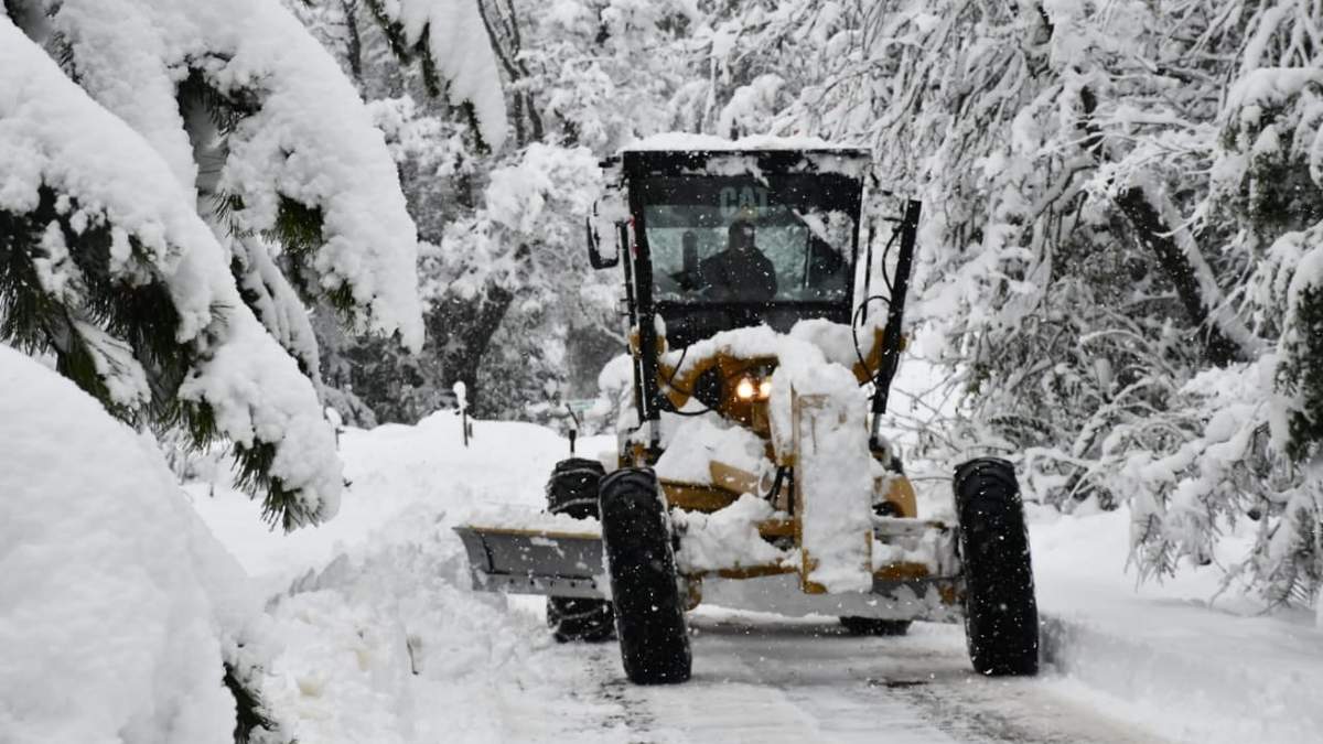 Máquinas trabajando para despejar la nieve en las rutas. Fuente: (Twitter)