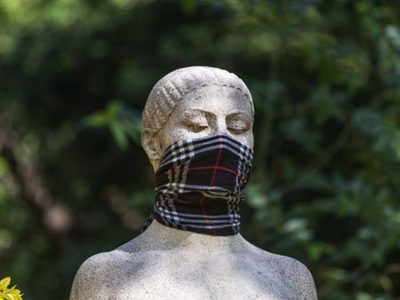 ¡Insólito! ¿Por qué le pusieron barbijo a todas las estatuas?