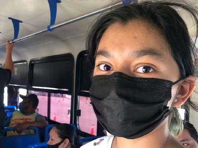 Una niña ayudó a 500 personas a vacunarse: ahora es una de las 100 mujeres más poderosas de México