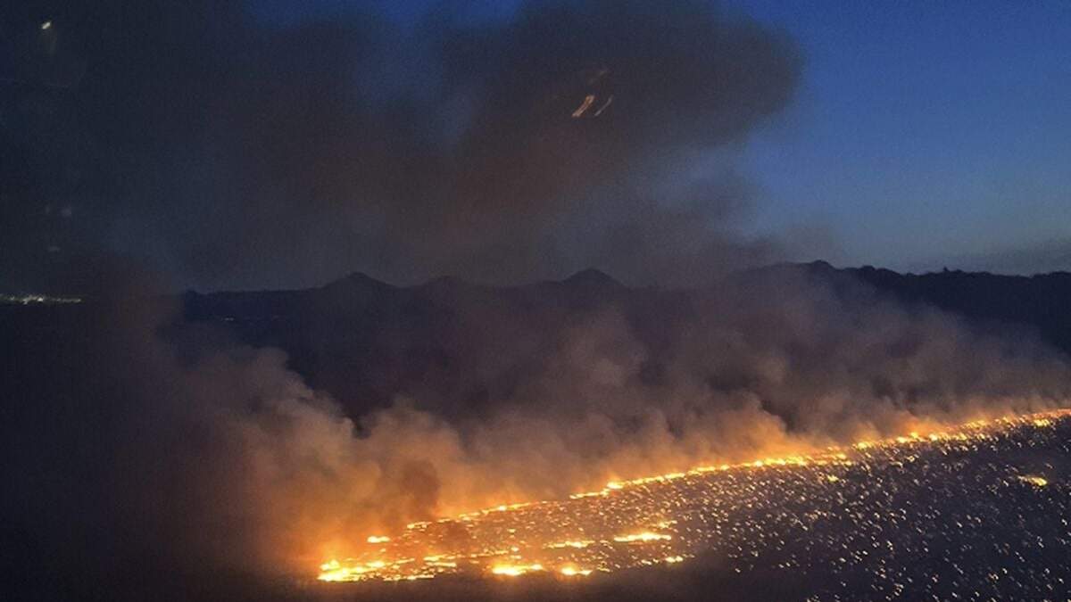 Los incendios cerca de Scottsdale, Arizona, el 27 de junio de 2023, en una foto difundida por el Departamento de Bosques y Manejo de Incendios de Arizona
