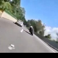 Momento en el que un motociclista choca y cae en la autopista México-Cuernavaca (Video)