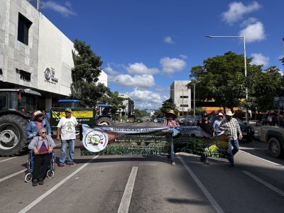 Agricultores de Culiacán bloquean carreteras; exigen mejores precios de garantía