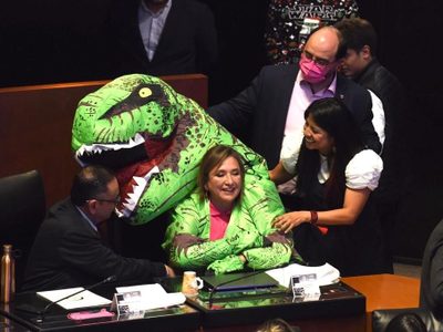 “Es muy cínica”: AMLO sobre Xóchitl Gálvez, quien subió al pleno con una botarga de dinosaurio