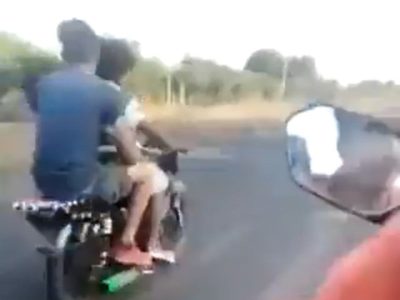 Graban en video carrerita donde jóvenes en motocicleta chocan contra camión en Michoacán
