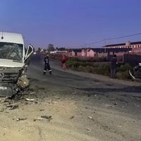 Una tráfic que llevaba trabajadores petroleros chocó de frente contra un auto que se habría cruzado de carril
