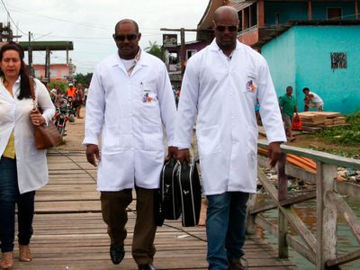 Médicos cubanos: recrudece la polémica por la habilitación del Ministerio de Salud