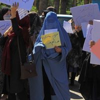 "No tenemos miedo": decenas de mujeres marchan en Afganistán por la defensa de sus derechos