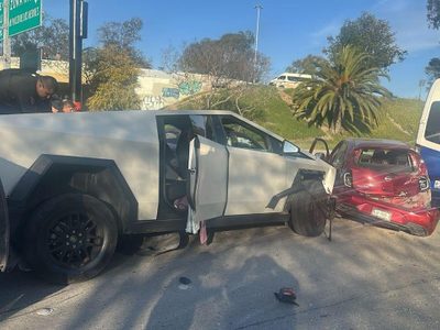 Un Cybertruck Tesla chocó contra siete vehículos en Tijuana; el conductor intentó darse a la fuga