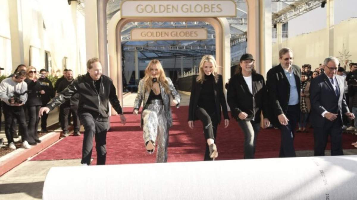 Barry Adelman, de izquierda a derecha, Nikki Glaser, Helen Hoehne, Glenn Weiss, Ricky Kirshner y Lester Friedman despliegan la alfombra roja de la 82a edición de los Globos de Oro el jueves 2 de enero de 2025 en el Beverly Hilton de Beverly