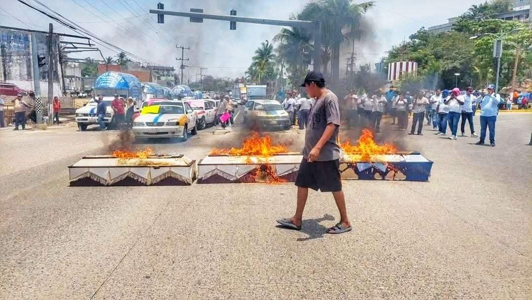 Taxistas queman ataudes durante protesta por ataques mortales contra ese sector en Acapulco