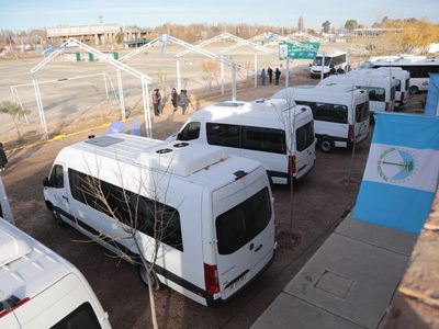 Omar Gutiérrez entregó diez minibuses para escuelas del interior de la Provincia